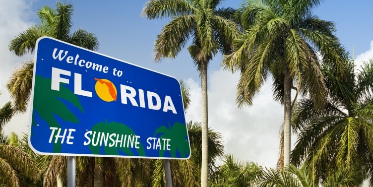 Welcome to Florida sign with palm trees